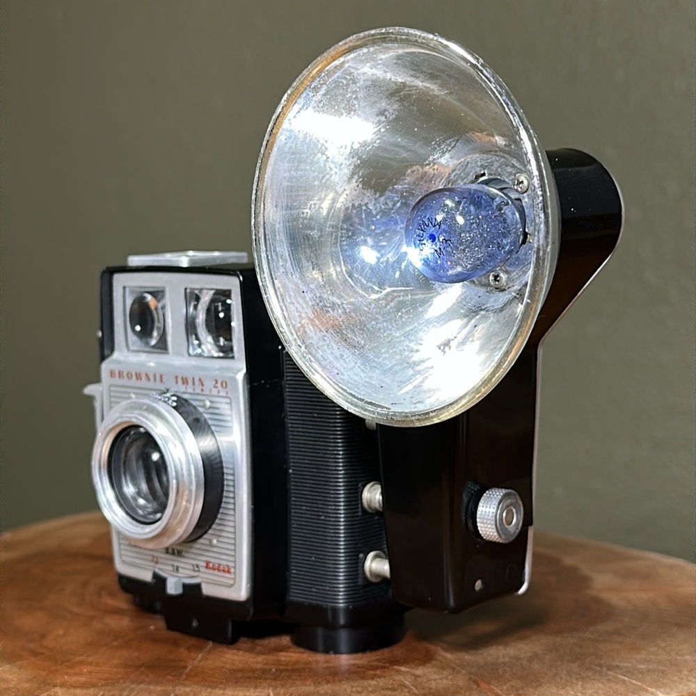 KODAK Brownie Twin 20 with Flash - Picture 4 of 16